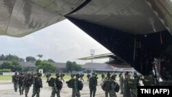 Sebanyak 176 tenaga medis TNI di Yogyakarta menaiki pesawat Hercules untuk membantu penanganan COVID-19 di Jakarta, Senin, 28 Juni 2021. (Foto: TNI via AFP)