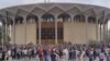 ادامه اعتراضات مردمی در ایران؛ شلیک گاز اشک آور برای متفرق کردن معترضان در مجموعه تئاتر شهر تهران