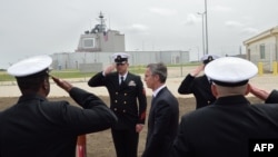 Sekretaris Jenderal NATO Jens Stoltenberg (tengah) pada upacara peresmian stasiun anti-rudal A.S. Aegis Ashore Romania di pangkalan militer di Deveselu, 12 Mei 2016.