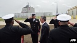 Tổng thư ký NATO Jens Stoltenberg (giữa) trong buổi lễ tại căn cứ quân sự ở Deveselu, Romania, ngày 12/5/2016.