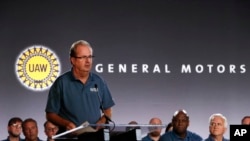 ARCHIVO - En esta fotografía de archivo del 16 de julio de 2019, Gary Jones, presidente del sindicato United Auto Workers, habla durante la apertura de sus conversaciones con General Motors sobre el contrato colectivo en Detroit. (AP Foto/Paul Sancya, archivo)