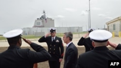 Sekjen NATO Jens Stoltenberg (tengah) memeriksa barisan pasukan kehormatan dalam upacara inagurasi stasiun anti-misil AS Aegis Ashore Romania di pangkalan militer Deveselu, Romania (12/5).