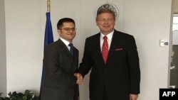 Ministar spoljnih poslova Srbije, Vuk Jeremić pred sastanak sa evropskim komesarom za proširenje, Štefanom Fileom u Briselu 23. juna 2011.