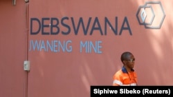 Un travailleur arrive à la mine de diamant de Jwaneng, exploitée par Debswana, dans la périphérie de Gaborone, au Botswana, le 25 novembre 2015. (Photo REUTERS/Siphiwe Sibeko)