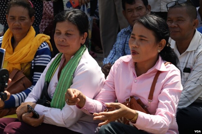 អ្នកស្រី សេង រ័ត្នមុនី (ស្តាំដៃ)អតីតមេឃុំជ្រៃ ស្រុកមោងឬស្សី និងអ្នកស្រី លឿម អឿប អតីតមេឃុំមោងឬស្សី ក៏ត្រូវបានតុលាការកោះហៅឲ្យចូលបំភ្លឺនៅថ្ងៃទី២៤ ខែឧសភា ឆ្នាំ២០១៩។ (ស៊ុន ណារិន/VOA Khmer)