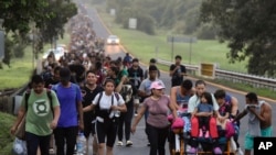 ARCHIVO - Migrantes caminan por la carretera Huixtla en el estado de Chiapas, México, el 22 de octubre de 2024.