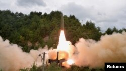 북한이 15일 철도기동미사일연대 검열사격 훈련을 진행했다며, 열차에 설치된 발사대에서 미사일이 발사되는 사진을 공개했다. 앞서 미한 군당국은 북한이 두 발의 단거리 탄도미사일을 발사했다고 밝힌 바 있다.
