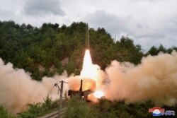 Sebuah rudal terlihat diluncurkan saat latihan Resimen Rudal Kereta Api di Korea Utara pada 16 September 2021. (Foto: KCNA via REUTERS)