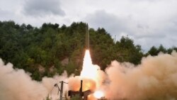 Tampak dalam foto yang dirilis oleh media pemerintah Korea Utara Korean Central News Agency pada 16 September 2021, sebuah rudal diluncurkan dalam uji coba peluncuran rudal di sebuah wilayah di negera tersebut. (Foto: KCNA via Reuters)