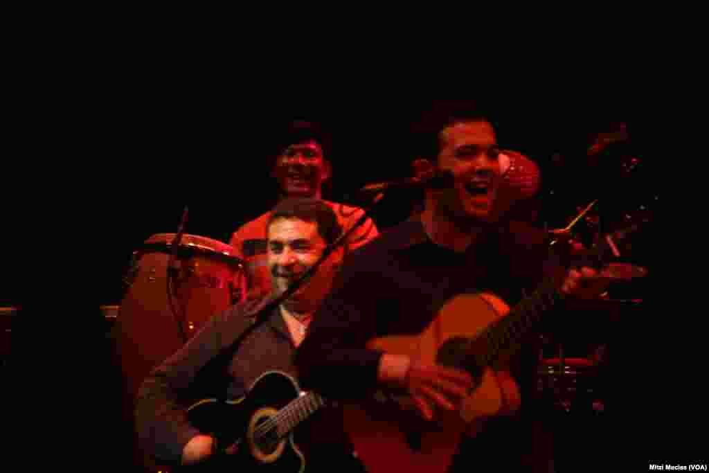 Los Gipsy Kings contagiaron con el ritmo de las guitarras y la percusión. 