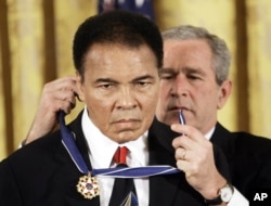 ປະທານາທິບໍດີ George W. Bush ມອບຫລຽນໄຊອິດສະຫຼະພາບ ໃຫ້ແກ່ Muhammad Ali ຢູ່ທຳນຽບຂາວ ເມື່ອວັນທີ 9 ພະຈິກ ປີ 2005.