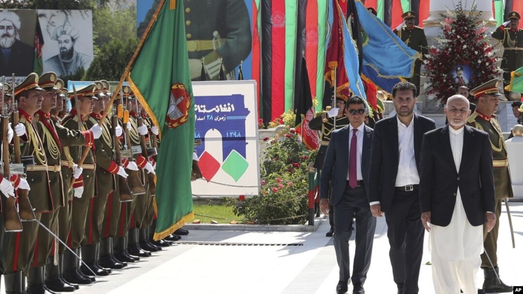 جمهوررئیس غني چې د ملي دفاع وزارت سرپرست اسدالله خالد او د وسله وال پوځ لوی درستیز سترجنرال یاسین ضیاء یې ملتیا کوله او د بانډو ټیم ملي سرود یې غږاوه، او د خپلواکۍ ګټوونکي غازي امان‌الله خان په درناوي یې د خپلواکۍ څلي ته د ګلونو ګېډۍ په کېښودو یې یاده ورځ پیل کړه