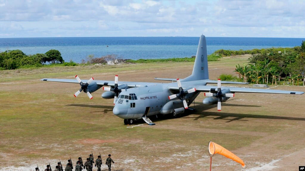 Máy bay vận tải C-130 đưa các quan chức quân sự Philippines thăm Thị Tứ năm 2017.