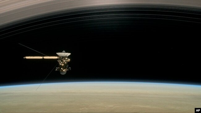 La brecha entre Saturno y sus anillos es de unos 2.400 kilómetros y posiblemente esté regado de partículas de hielo