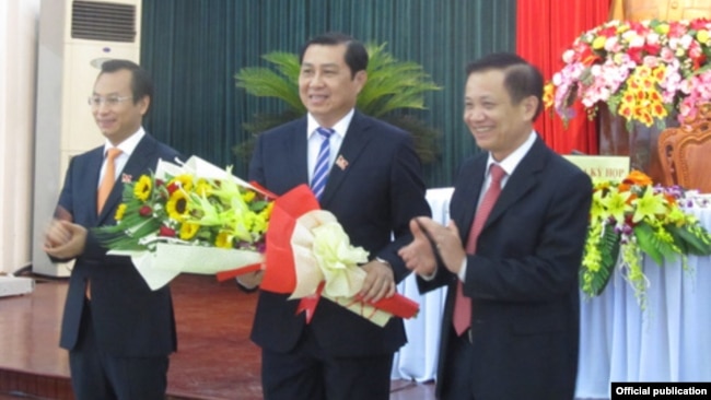 Ông Nguyễn Xuân Anh (trái), ông Huỳnh Đức Thơ (giữa) và nguyên bí thư Đà Nẵng Trần Thọ (phải) tại kỳ họp HĐND (Ảnh chụp từ báo Người Lao động)