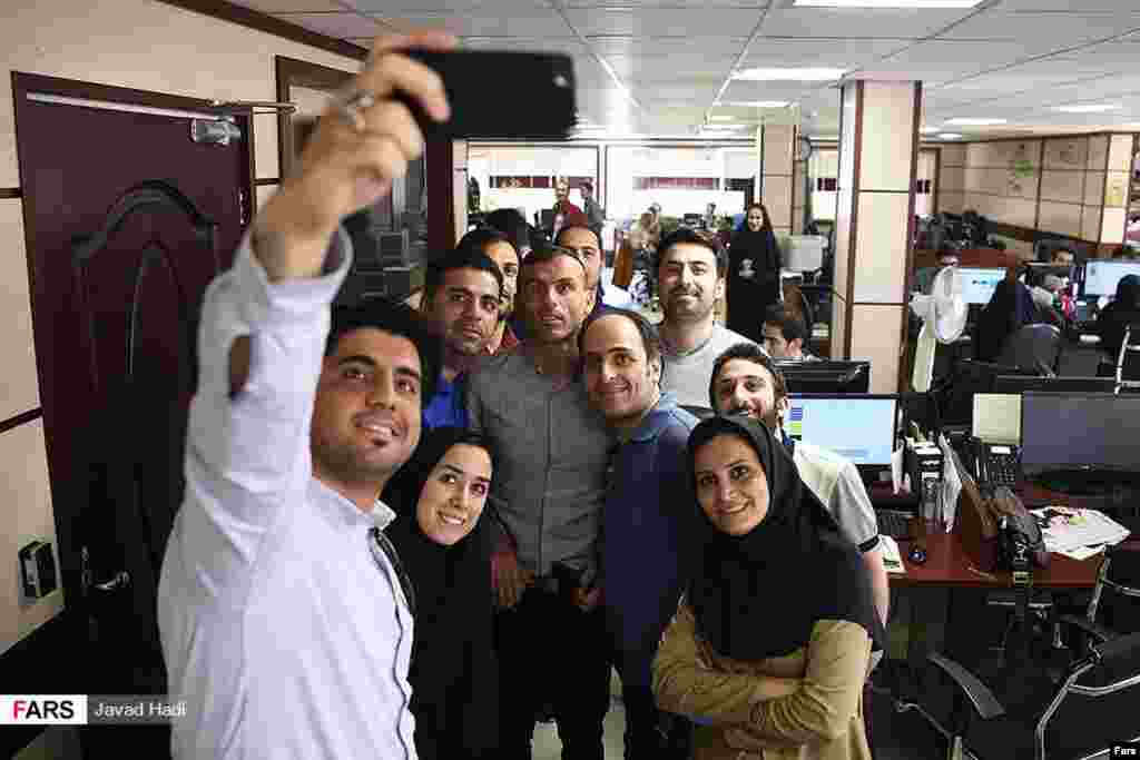 سلفی خبرنگاران با سید جلال حسینی در خبرگزاری فارس عکس: جواد هادی