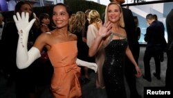 Les stars américaines Reese Witherspoon (à dr.) et Zoe Kravitz à Los Angeles lors des 26ème Screen Actors Guild Awards le 19 janvier 2020.