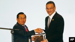 現任輪值主席國馬來西亞的防長希山慕丁侯賽因向老撾國防部部長任桑努沙雅拉做了東盟輪值主席國轉交。