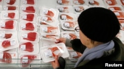 Một khách hàng lựa chọn phi lê cá trong một siêu thị của nhà bán lẻ Pháp Auchan tại Moscow hồi tháng 1/2015.