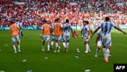 Cristian Medina salvó un empate 2-2 para Argentina frente a Marruecos en un partido olímpico que terminó en caos cuando los aficionados invadieron el campo, obligando a los oficiales a suspender el juego.