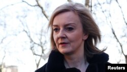 Menteri Luar Negeri Inggris Liz Truss dalam sebuah kesmepatan di Westminster, London, pada 23 Februari 2022. (Foto: Reuters/Tom Nicholson)