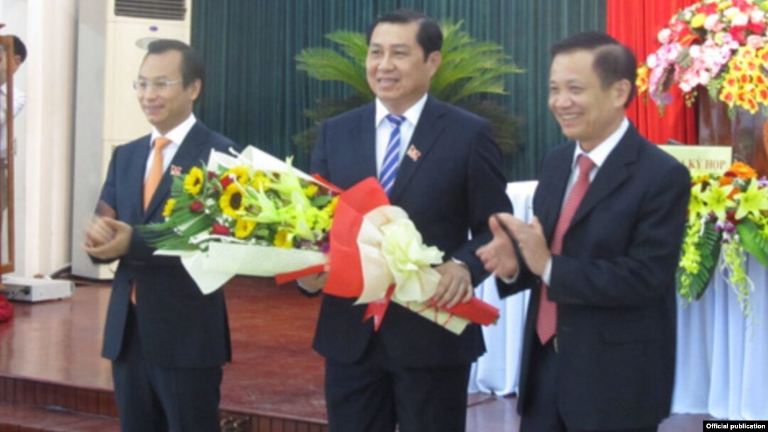 Ông Nguyễn Xuân Anh (trái), ông Huỳnh Đức Thơ (giữa) và nguyên bí thư Đà Nẵng Trần Thọ (phải) tại kỳ họp HĐND (Ảnh chụp từ báo Người Lao động)