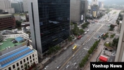 본격적인 휴가철을 맞아 2일 서울 광화문 네거리 일대가 한산한 모습을 보이고 있다.