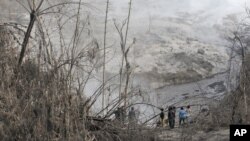 Villagers inspect the path of a pyroclastic flow from the eruption of Mount Sinabung in Gamber village, North Sumatra, Indonesia, May 22, 2016. 