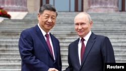 资料照片：俄罗斯总统普京访华，与中国国家主席习近平在北京人民大会堂举行的欢迎仪式上握手。(2026年5月20日)