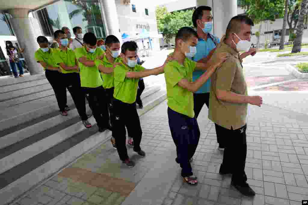 به خط شدن چند فرد نابینا پس از دریافت واکسن کووید – ۱۹ سینوفارم در بانکوک، تایلند