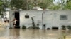 Una mujer sale de su casa móvil en medio de una inundación en el condado de Harris, cerca de Houston, Texas, el 4 de mayo de 2024. 