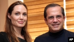 Angelina Jolie con el canciller ecuatoriano Ricardo Patiño