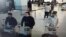 Foto de los tres sospechosos que se cree perpetraron los ataques del martes en el aeropuerto Zaventem. El hombre de la derecha se cree que fue el único que sobrevivió y está siendo buscado. Fotografía provista por la Policía Federal belga en Bruselas.