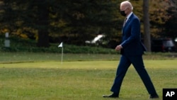 El presidente Joe Biden camina hacia el Marine One en el jardín sur de la Casa Blanca en Washington, para un viaje a Minnesota para promover su plan de infraestructura, el 30 de noviembre de 2021.