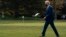 El presidente Joe Biden camina hacia el Marine One en el jardín sur de la Casa Blanca en Washington, para un viaje a Minnesota para promover su plan de infraestructura, el 30 de noviembre de 2021.