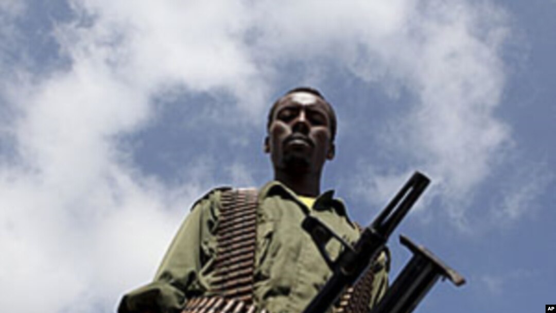 A Transitional Federal Government (TFG) soldier carrying a machine gun patrols the Indian Ocean coast-line in Burgabo, south of Kismayu in Somalia, (File).