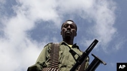 A Transitional Federal Government (TFG) soldier carrying a machine gun patrols the Indian Ocean coast-line in Burgabo, south of Kismayu in Somalia, (File).