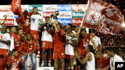 El América de Cali ganó en 2008 la final de la Liga Colombiana de Fútbol. Desde entonces una crisis financiera afectó al equipo que ahora se encuentra en Segunda División.