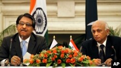 印度外交秘書馬塔伊(右) 與巴基斯坦外交秘書吉拉尼(左) 7月5日在新德里舉行聯合記者會
