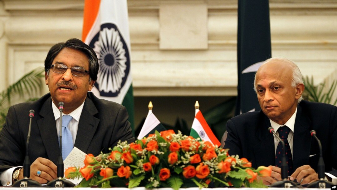 Sekjen Deplu India Ranjan Mathai (kanan) dan Sekjen Deplu Pakistan Jalil Abbas Jilani menggelar konferensi pers bersama di New Delhi, India (5/7).