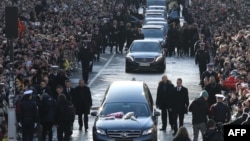 Le cortège funèbre avec le cercueil du regretté chanteur français Johnny Hallyday arrive à l'église de la Madeleine avant la cérémonie des funérailles à Paris le 9 décembre 2017.