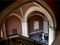 Orang-orang berjalan di Universitas Princeton di Princeton, 5 April 2018. (Foto: AP/Seth Wenig)