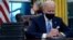 លោក​ប្រធានាធិបតី Joe Biden ផ្អាកបន្តិច នៅ​ពេល​លោក​ចុះ​ហត្ថលេខា​លើ​​​បទបញ្ជា​ប្រធានាធិបតីដំបូង​ៗ​របស់​លោក​នៅក្នុង​ការិយាល័យ​ប្រធានាធិបតី​ក្នុង​សេតវិមាន កាលពី​ថ្ងៃពុធ ទី២០ ខែមករា ឆ្នាំ២០២១ នៅ​រដ្ឋធានី​វ៉ាស៊ីនតោន។