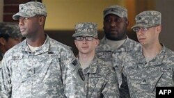 Ông Bradley Manning (giữa) được đưa ra khỏi tòa án ở Fort Maede, Maryland sau phiên tòa hồi tháng 12 năm 2011 