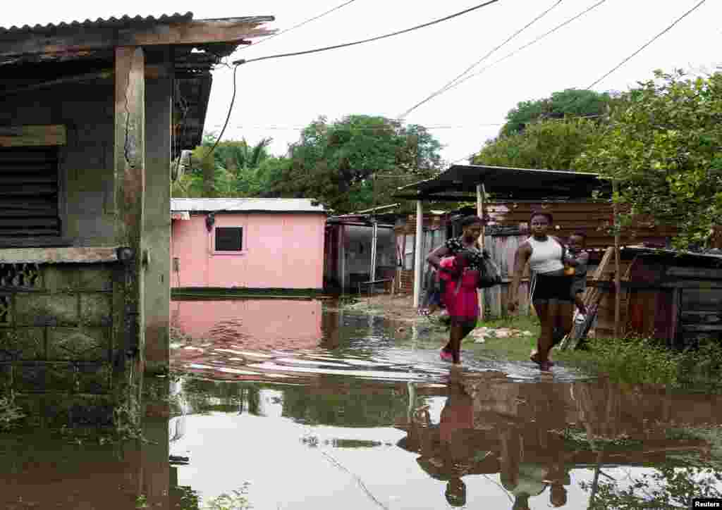 Autoridades hondureñas&nbsp;enumeraron unas 1.700 comunidades locales que habían quedado aisladas de las comunicaciones a medida que continuaba cayendo más lluvia el domingo, especialmente en el sur y en el oriente del país.