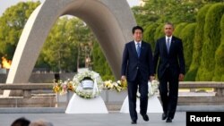 지난 5월 일본 히로시마 평화기념공원을 방문한 바락 오바마 미국 대통령(오른쪽)이 아베 신조 일본 총리와 나란히 걷고 있다.