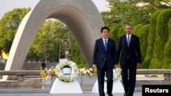바락 오바마 미국 대통령(오른쪽)이 지난 27일 아베 신조 일본 총리와 함께 히로시마 평화공원을 방문해 헌화했다. (자료사진)