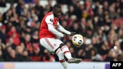 L'Ivoirien d'Arsenal Nicolas Pepe exécute un coup-franc lors d'un match contre le Vitoria Guimaraes, Angleterre, le 24 octobre 2019. (Photo by Glyn KIRK / AFP)