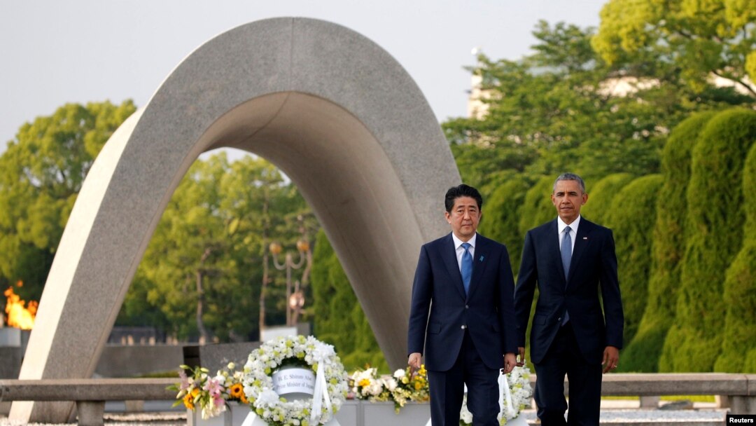 Presiden Obama (kanan) dan Perdana Menteri Jepang Shinzo Abe di Memorial Peace Park Hiroshima, Jepang (27/5).