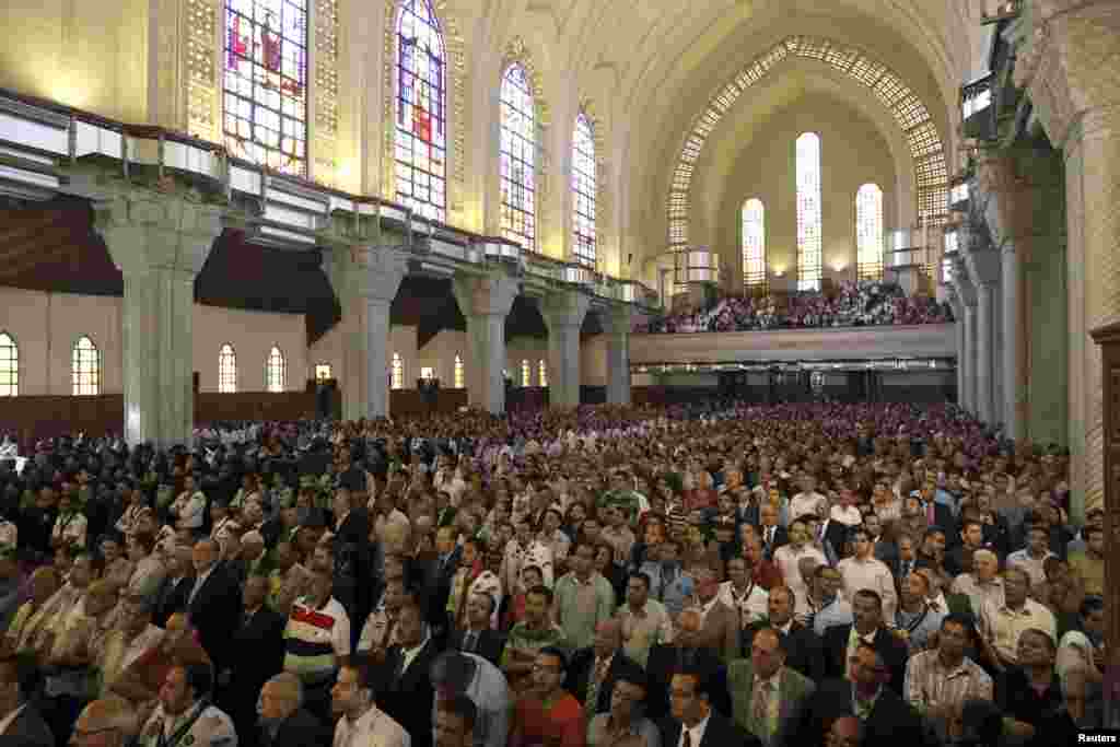 Umat Kristen Koptik menghadiri upacara pelantikan Paus ke-118 gereja Ortodoks Koptik di Kairo. (Reuters)